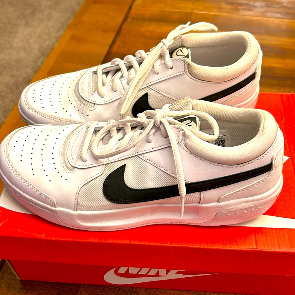 Men’s Nike tennis shoes